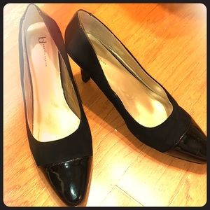 Black pumps with toe detail